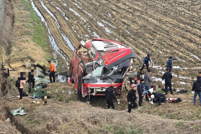 [속보] 45인승 통근버스 가드레일 뚫고 10ｍ 아래 떨어져…25명 부상