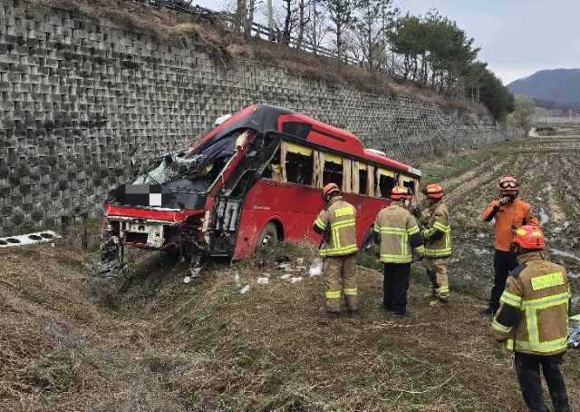 [속보] 45인승 통근버스 가드레일 뚫고 10ｍ 아래 떨어져…25명 부상