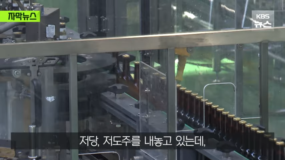KBS News - [자막뉴스] 요즘엔 술집 대신 카페 가요, 뚝 떨어진 매출에 내놓은 카드 KBS 2026.04.05. [0mwWuK3SCLc - .jpeg.png