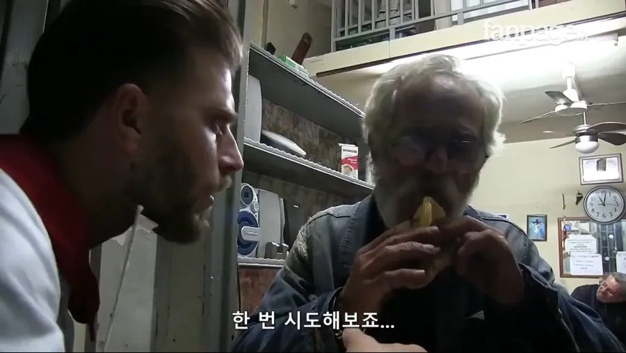 177fc926fd350247b.jpg 이탈리아 나폴리 , 실제 파인애플 피자 실험.jpg