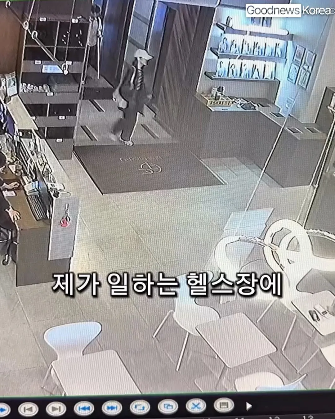 🍀 헬스장의 시각장애인 회원을 위해 기구에 점자를 붙인 트레이너 정지우 씨의 사연이 화제입니다.4월 20일 게재된 SNS 영상에 따르면, 신도림의 한 헬스장에 시각장애인이.jpg 헬스장에 시각장애인이 등록했다는 트레이너 ㄷㄷ