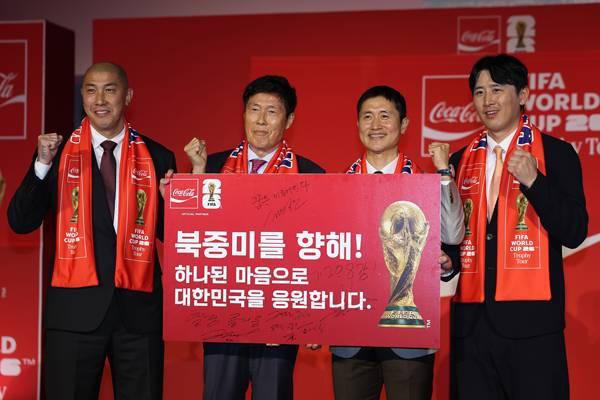 ▲ 1월16일 서울 용산구 CGV용산아이파크몰에서 열린 피파 월드컵 북중미 2026 트로피 투어에서 참석자들이 대표팀 응원 손팻말을 들고 기념촬영을 하고 있다. 왼쪽부터 차두리, 차범근, 이영표, 구자철. ⓒ연합뉴스