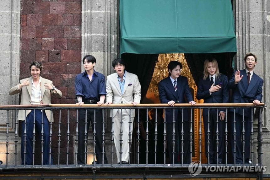 그룹 방탄소년단, 멕시코 대통령궁 발코니에서 팬들과 인사 그룹 방탄소년단(BTS)이 6일(현지시간) 멕시코시티 소칼로 광장에 위치한 대통령궁 발코니에서 아미와 시민들에게 인사하고 있다. [AFP=연합뉴스. 재판매