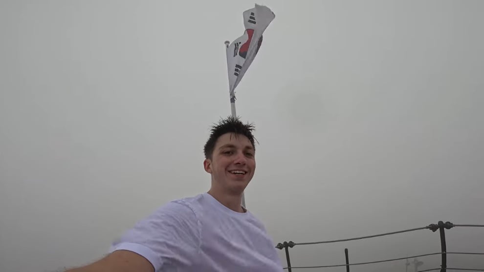 Blake Burnette - I Almost Died Hiking Alone in Seoul. [5rupp1T2iQE - 990x557 - 20m42s].jpeg