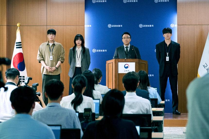 넷플릭스 시리즈 <참교육>에서는 교육부 산하의 가상 기관 교권보호국이 등장한다. 넷플릭스 제공