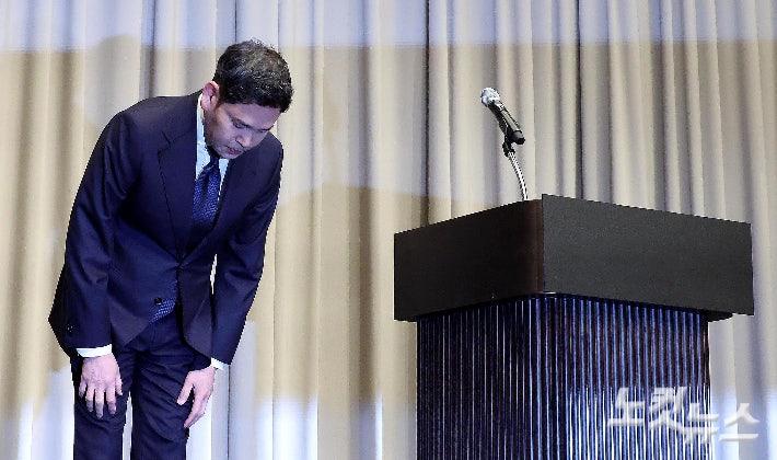 정용진 신세계그룹 회장이 지난 5월 26일 서울 강남구 조선팰리스 호텔에서 스타벅스코리아의 5·18 탱크데이 논란과 관련해 대국민 사과를 하고 있다. 박종민 기자