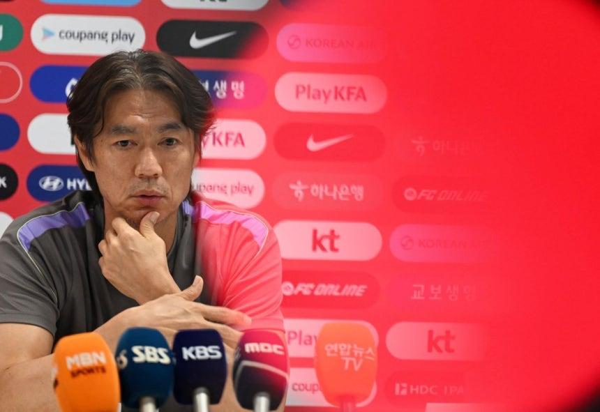 홍명보 한국 축구대표팀 감독이 26일(한국시간) 멕시코 과달라하라 사포판 치바스 바예 베르데 훈련장에서 취재진 질문에 답하고 있다. 과달라하라=이한형 기자
