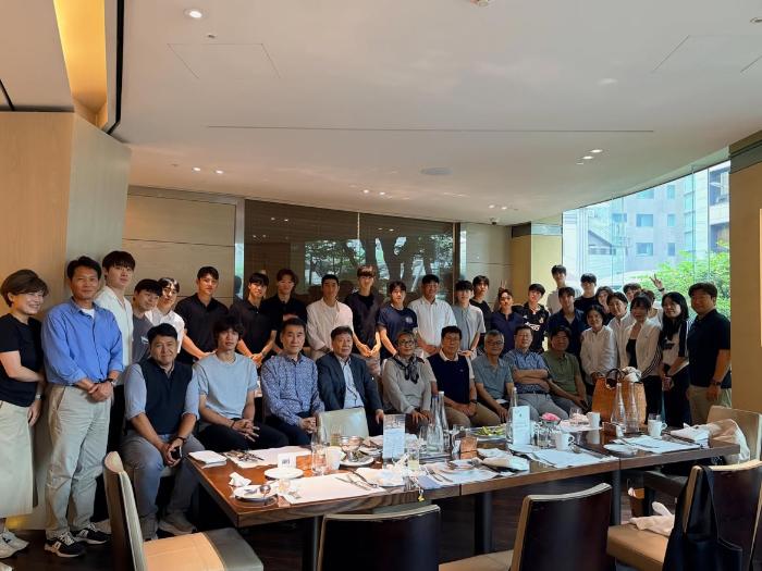 이임생 이사는 홍 감독이 사퇴한 29일 축구교실 행사에도 참석했다. 축구교실은 SNS(소셜미디어)에 "오늘은 우리 직원들에게 무더운 여름을 앞두고 힘내자는 의미로 조선호텔에서 멋진 점심을 쐈다"며 사진을 공개했는데,