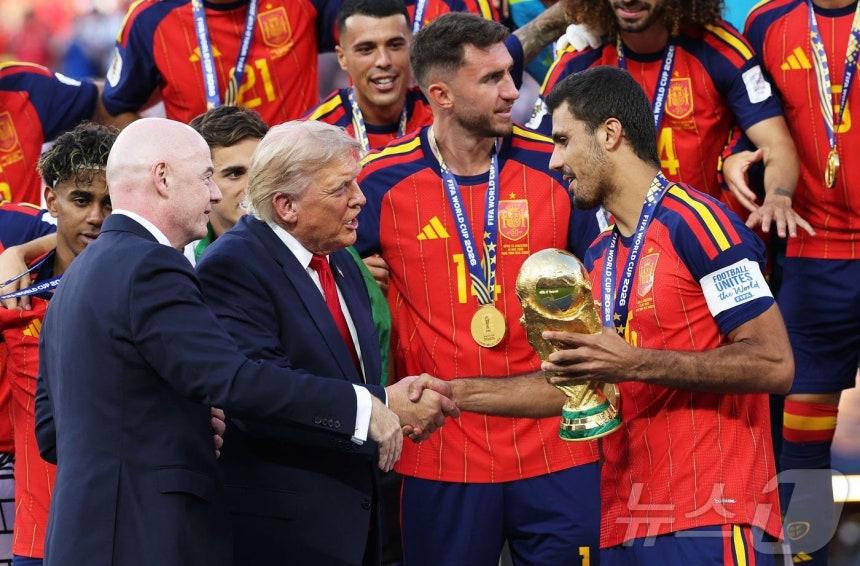 9일(현지시간) 뉴저지주 이스트러더퍼드의 뉴욕 뉴저지 스타디움에서 열린 2026 FIFA 월드컵 결승전 스페인과 아르헨티나의 경기에서 스페인이 승리를 거둔 후, 스페인팀 주장 로드리가 도널드 트럼프 미국 대통령과 잔