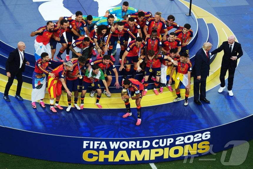도널드 트럼프 미국 대통령과 잔니 인판티노 국제축구연맹(FIFA·피파) 회장이 지난 2026년 7월 19일 미국 뉴저지주 이스트러더퍼드의 뉴욕 뉴저지 스타디움에서 열린 2026 FIFA 월드컵 결승전 스페인 대 아르