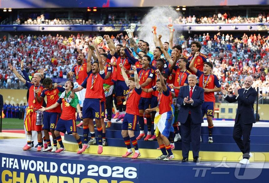 도널드 트럼프 미국 대통령과 잔니 인판티노 국제축구연맹(FIFA·피파) 회장이 지난 2026년 7월 19일 미국 뉴저지주 이스트러더퍼드의 뉴욕 뉴저지 스타디움에서 열린 2026 FIFA 월드컵 결승전 스페인 대 아르