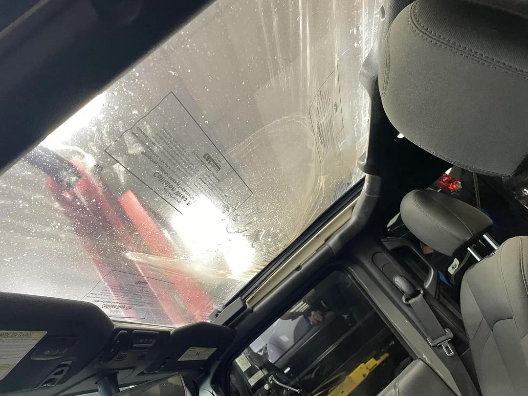 jeep-melted-v0-084wyl8mqzfh1.webp