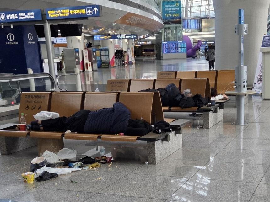 인천공항에 상주하는 노숙자가 휴게 의자에 누워 잠을 자고 있다. 인천국제공항공사 제공