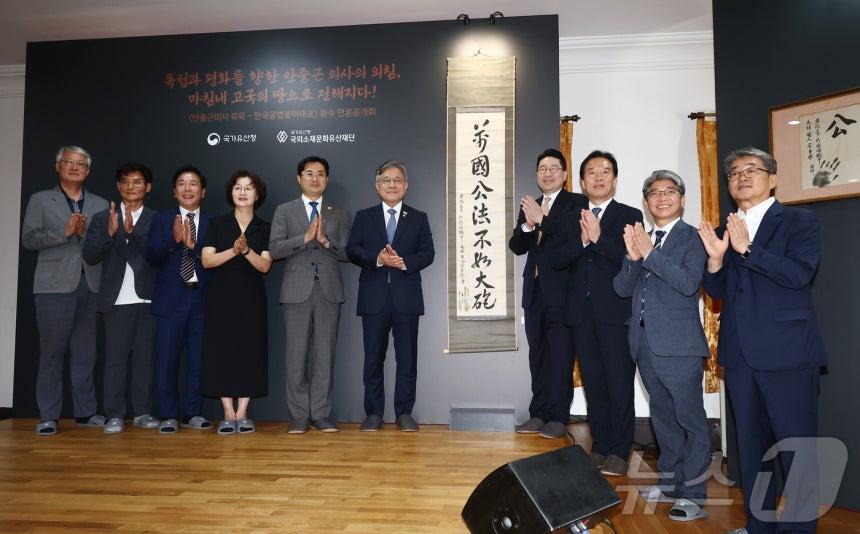 허민 국가유산청장(왼쪽 여섯번째)을 비롯한 참석자들이 13일 오전 서울 중구 덕수궁 중명전에서 열린 안중근 의사 유묵 ‘만국공법불여대포(萬國公法不如大砲)’ 환수 언론공개회에서 기념촬영을 하고 있다. 2026.8.13