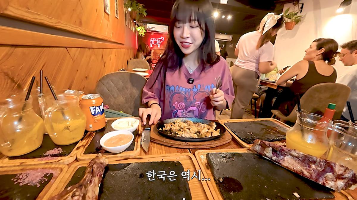 스페인4탄) 스테이크 4kg 시켰더니.. 저보고 초능력자래요🤣 아르헨티나식 티본 스테이크 먹방 14-44 screenshot.png 스페인에서 스테이크 4kg 먹방한 쯔양 근황 ㄷㄷㄷㄷㄷ