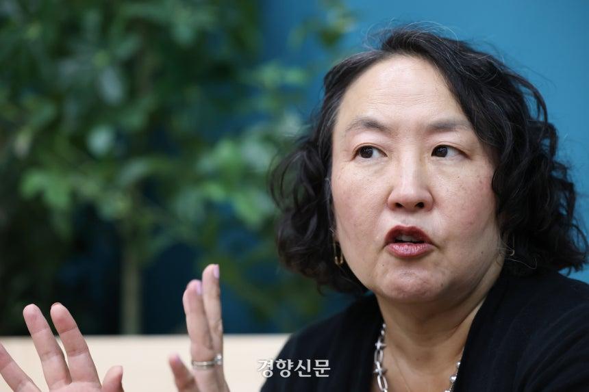 한국계 미국인 작가 마거릿 주혜 리가 14일 서울 중구 경향신문사에서 인터뷰를 하고 있다. 성동훈 기자