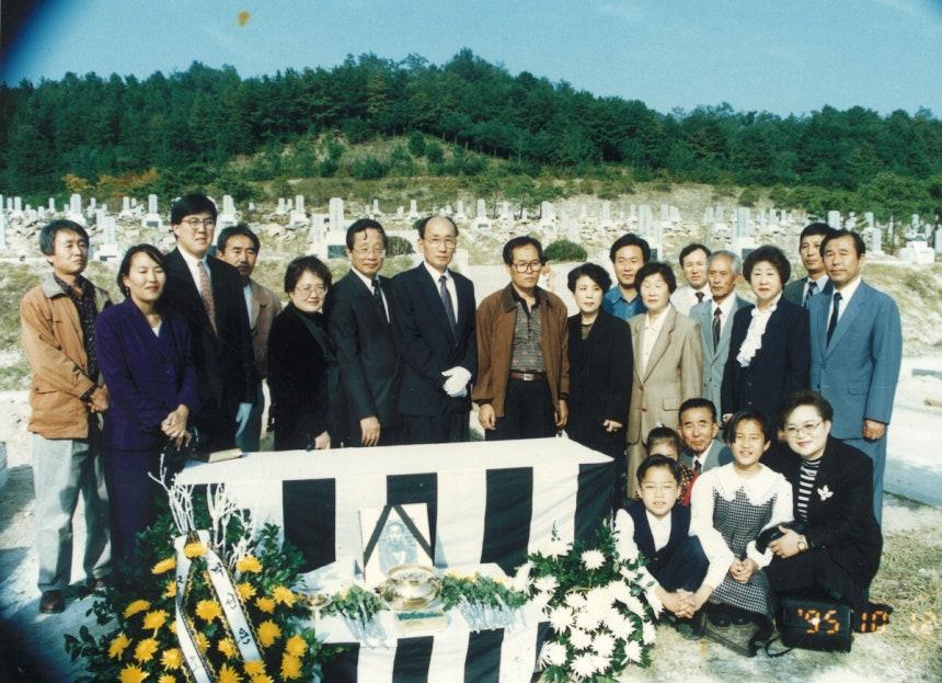 이철하의 국립대전현충원 이장식에 모인 가족들. 왼쪽에서 두번째가 <비밀의 들판> 저자 마거릿 주혜 리. 한겨레출판 제공