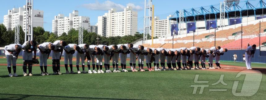 배재고 야구부가 12일 서울 양천구 목동야구장에서 열린 제54회 봉황대기 전국고교야구대회 1회전 인천고와의 경기를 앞두고 관중석을 향해 인사하고 있다. 이날 배재고는 5·18 민주화운동 비하 응원 논란으로 받은 전국