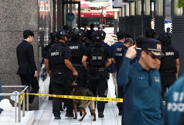 지난해 8월 5일 오후 서울 신세계백화점 본점에서 경찰특공대 등이 폭발물 수색을 마치고 이동하고 있다. 이날 한 인터넷 커뮤니티에는 백화점 내부에 폭발물을 설치했다는 협박글이 올라왔다. 뉴스1