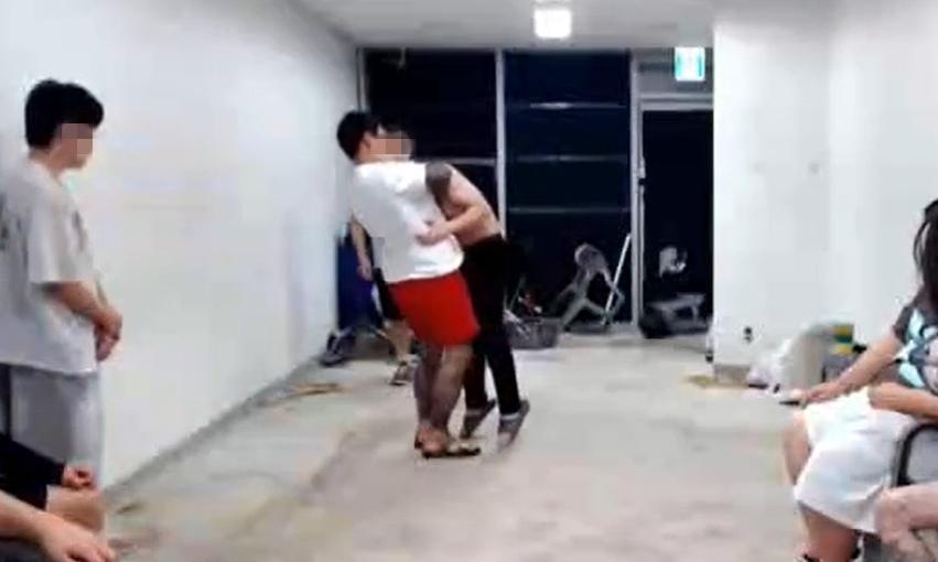 30대 격투기 선수 K(왼쪽 두 번째 빨간 팬츠)씨가 6일 유튜브 라이브 방송에서 출연자의 목을 조르고 있다. 유튜브 영상 캡처·연합뉴스