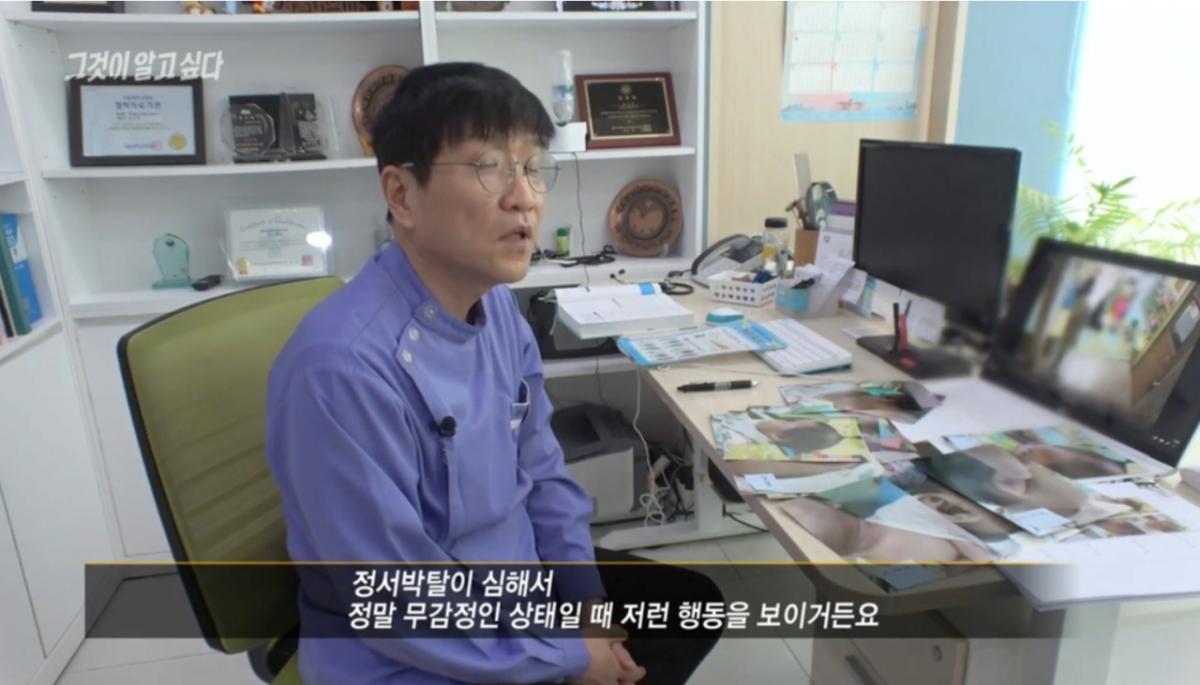 4.png 학대 의심되는 아이 옆에서 계속 보살펴주는 어린이집 선생님들