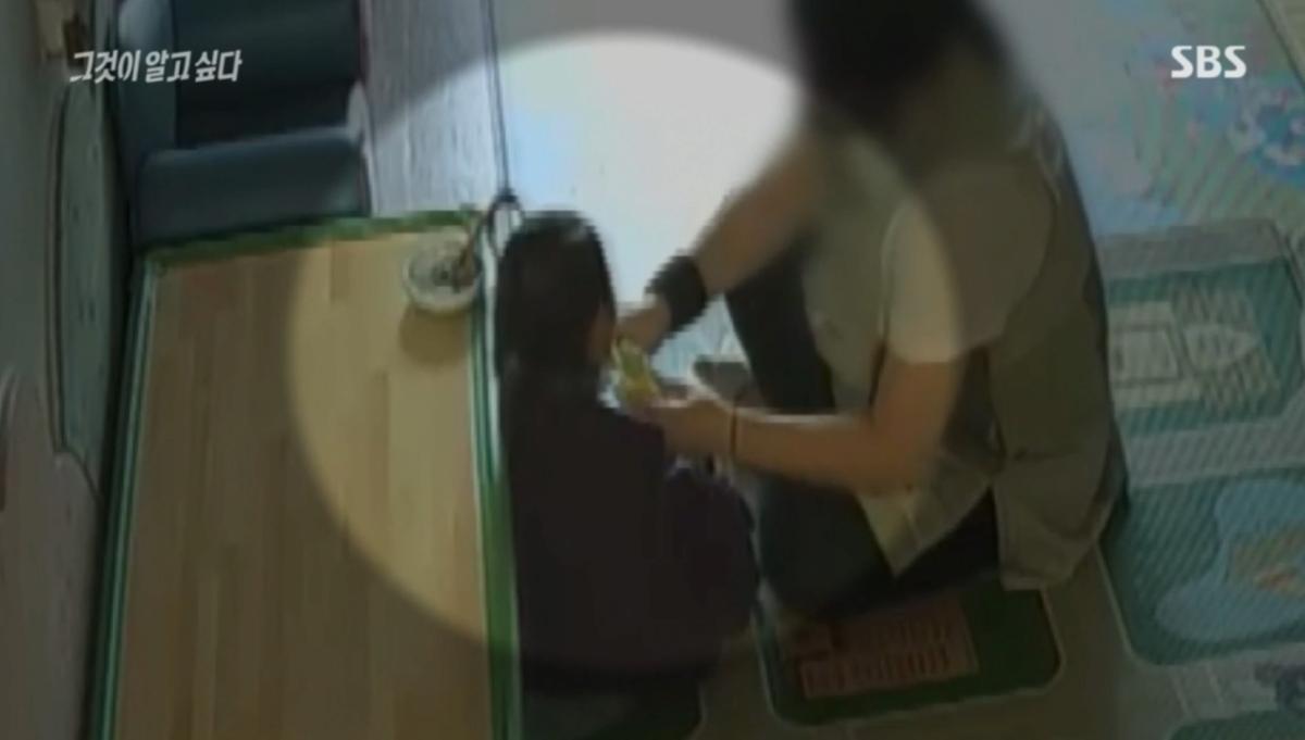 6.png 학대 의심되는 아이 옆에서 계속 보살펴주는 어린이집 선생님들