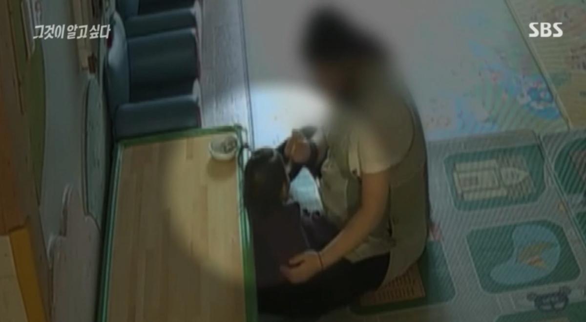 5.png 학대 의심되는 아이 옆에서 계속 보살펴주는 어린이집 선생님들