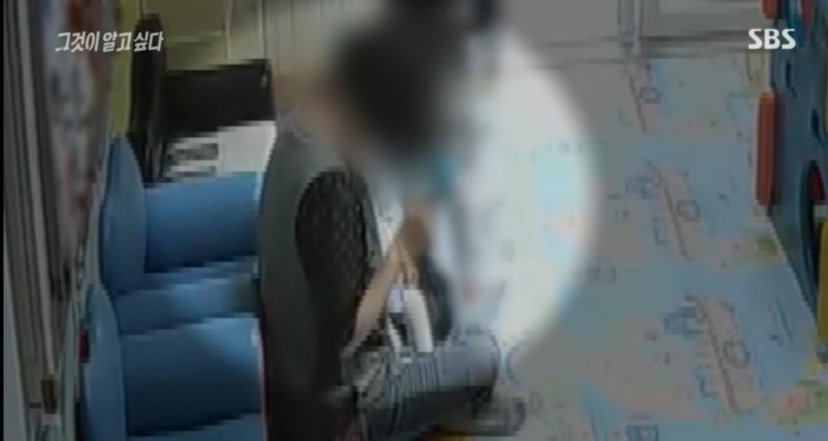 2.png 학대 의심되는 아이 옆에서 계속 보살펴주는 어린이집 선생님들
