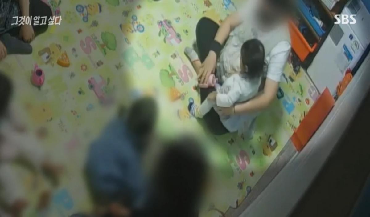 14.png 학대 의심되는 아이 옆에서 계속 보살펴주는 어린이집 선생님들