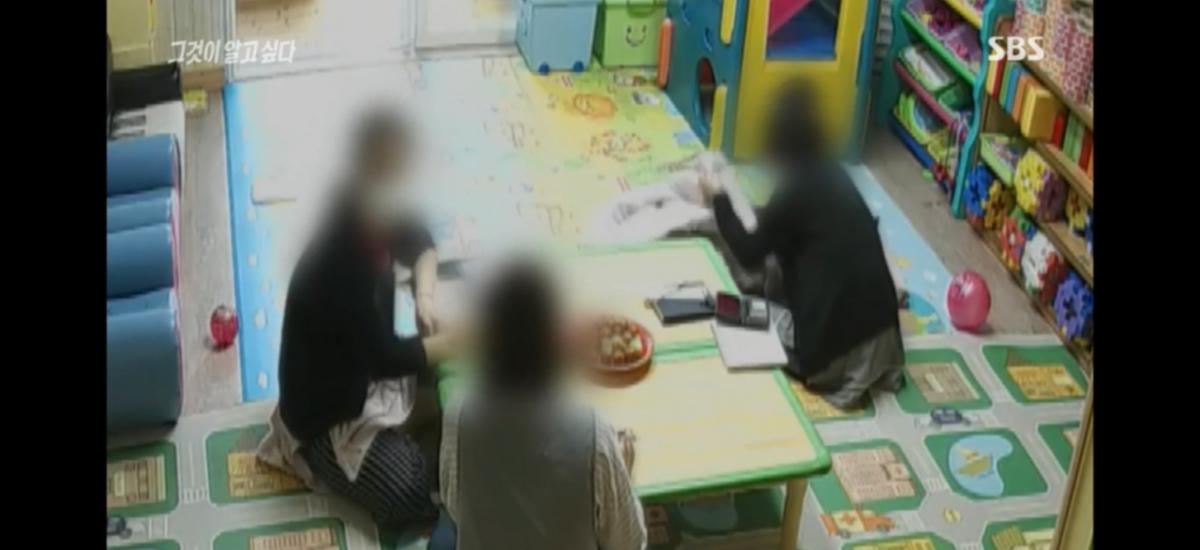 16.png 학대 의심되는 아이 옆에서 계속 보살펴주는 어린이집 선생님들