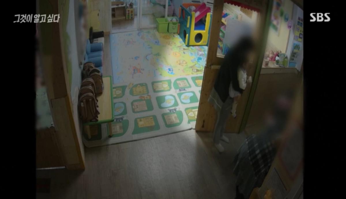 13.png 학대 의심되는 아이 옆에서 계속 보살펴주는 어린이집 선생님들