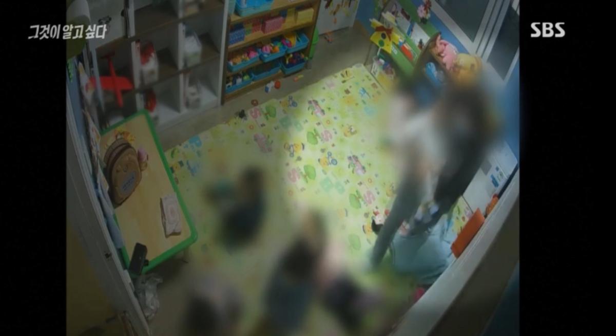 12.png 학대 의심되는 아이 옆에서 계속 보살펴주는 어린이집 선생님들
