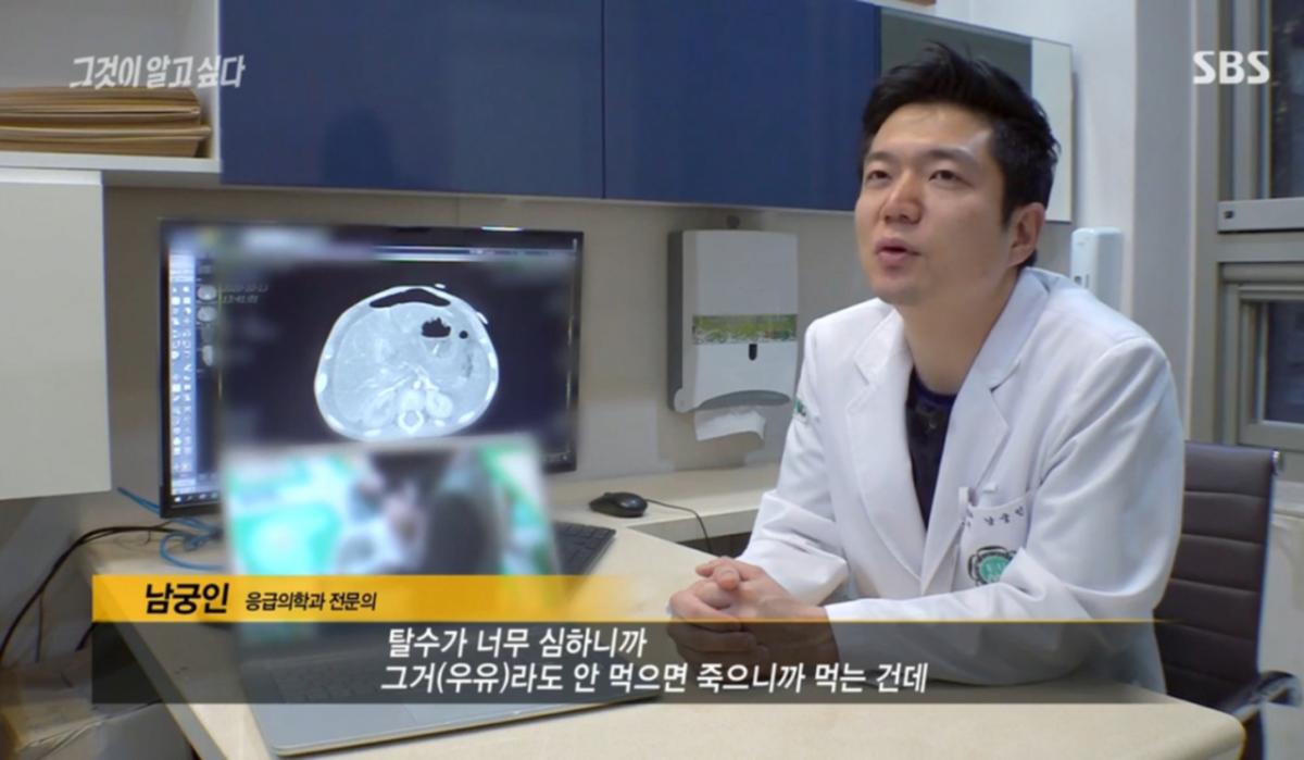 8.png 학대 의심되는 아이 옆에서 계속 보살펴주는 어린이집 선생님들