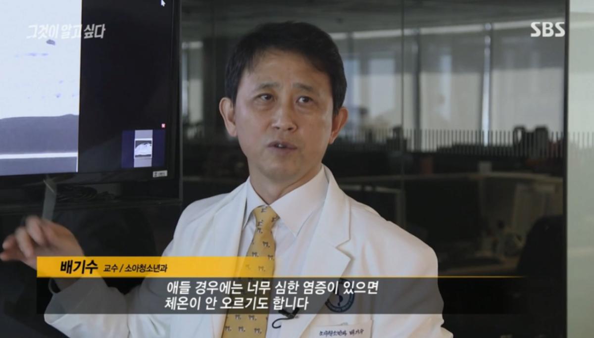11.png 학대 의심되는 아이 옆에서 계속 보살펴주는 어린이집 선생님들