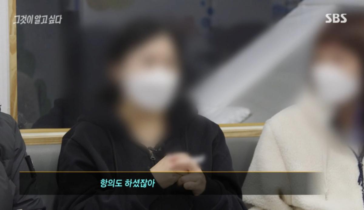 20.png 학대 의심되는 아이 옆에서 계속 보살펴주는 어린이집 선생님들