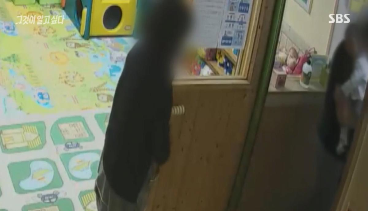 27.png 학대 의심되는 아이 옆에서 계속 보살펴주는 어린이집 선생님들