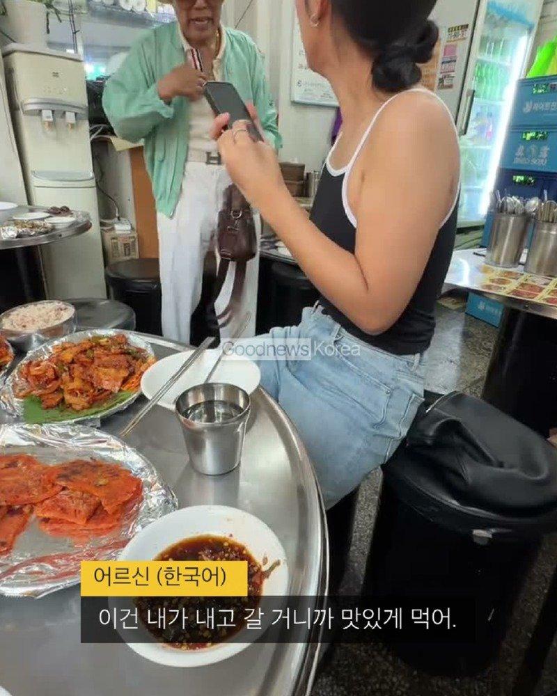 한국의 한 식당에서 만난 어르신이 처음 보는 태국인 여성들의 식사비를 대신 내주었습니다.태국인 틱톡 이용자 ‘maythaphan’이 공개한 영상에 따르면, 어르신은 식 (4).jpg
