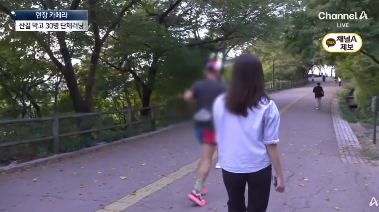 산길 몰려온 러닝족에…등산객 ‘부글부글’ (5).png 산길에 나타나서 등산객들 피햬주는 러너족들