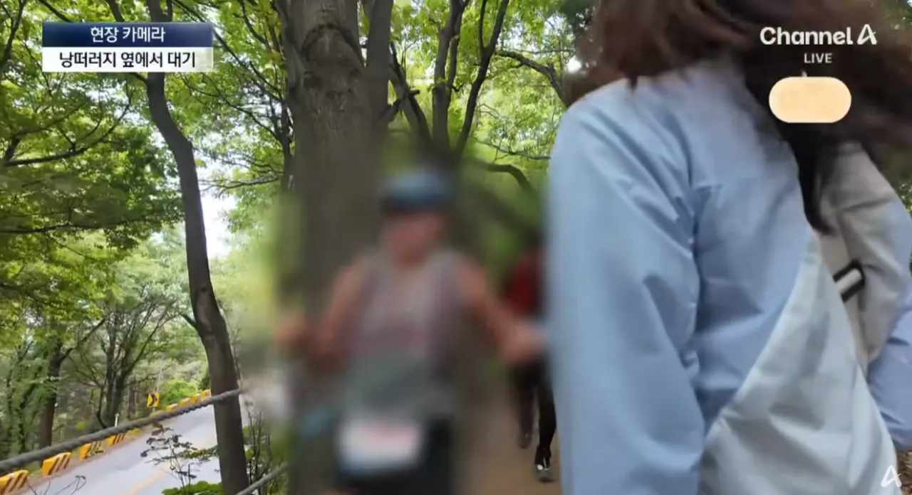 산길 몰려온 러닝족에…등산객 ‘부글부글’ (13).png 산길에 나타나서 등산객들 피햬주는 러너족들