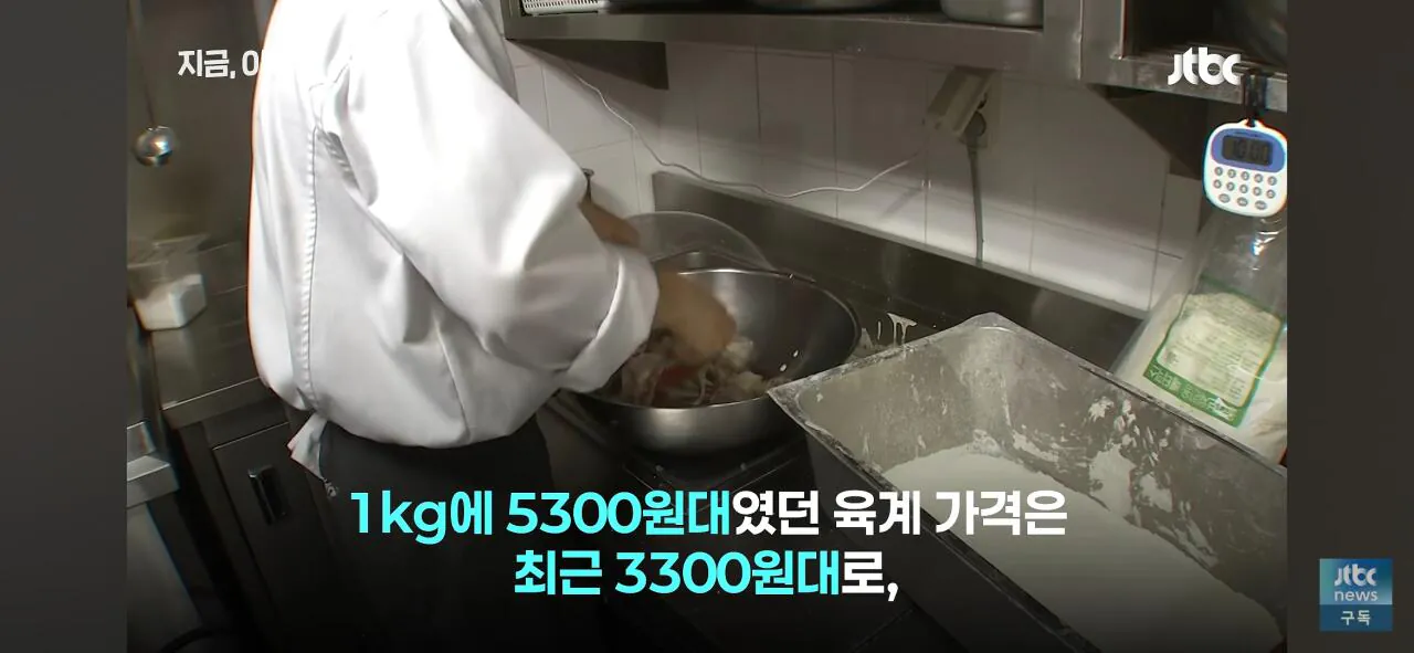 1000037517.jpg 닭값 떨어지니 눈치보는 치킨업계..
