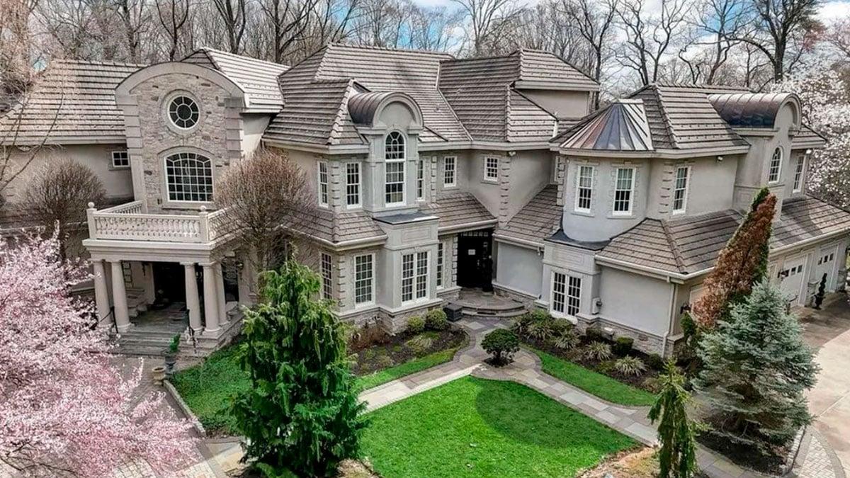 giant-houses-mcmansion-hell_wide-WideImage_16-9-67569b4183f9b.jpg