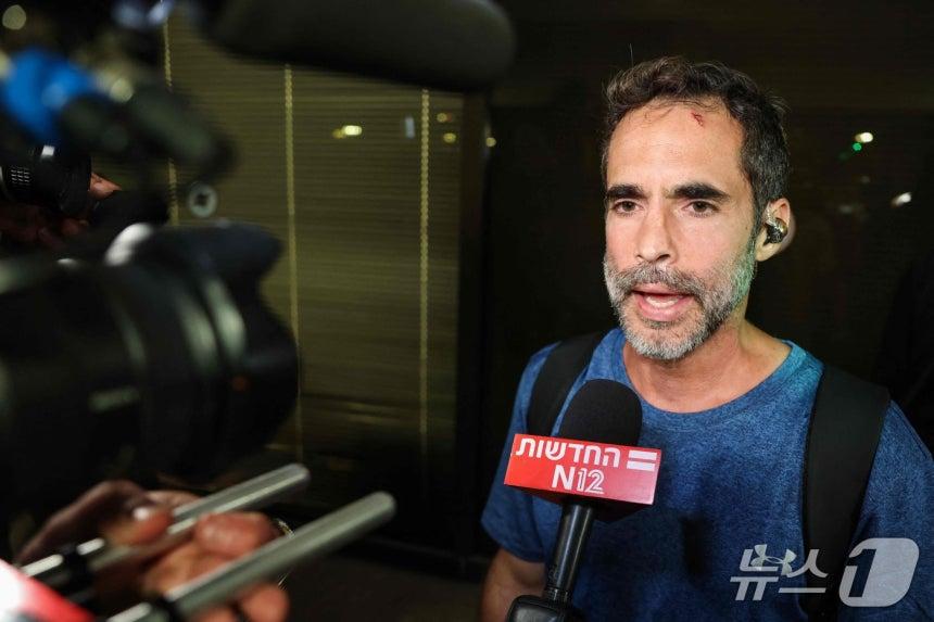 플라이 두바이 기내에서 일어난 일을 설명하는 아사프 라즈완 ⓒ AFP=뉴스1