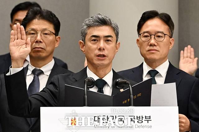 강신철 국방부 장관이 7일 오전 서울 용산구 국방부에서 열린 국회 국방위원회의 국방부에 대한 국정감사에서 선서를 하고 있다. /남용희 기자
