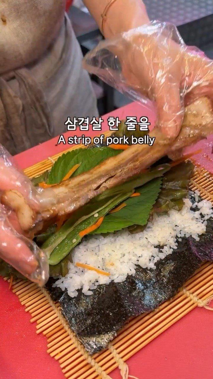 정육식당에서 만드는 삼겹살 김밥주문하면 철판 위에서 삼겹살을 구운 뒤토치로 불향을 입혀주시는데요상추 등 쌈 채소와 삼겹살을 넣고김밥으로 돌돌 말아주십니다느끼하지 않고 담백해.mp4_20261009_121355.621.jpg