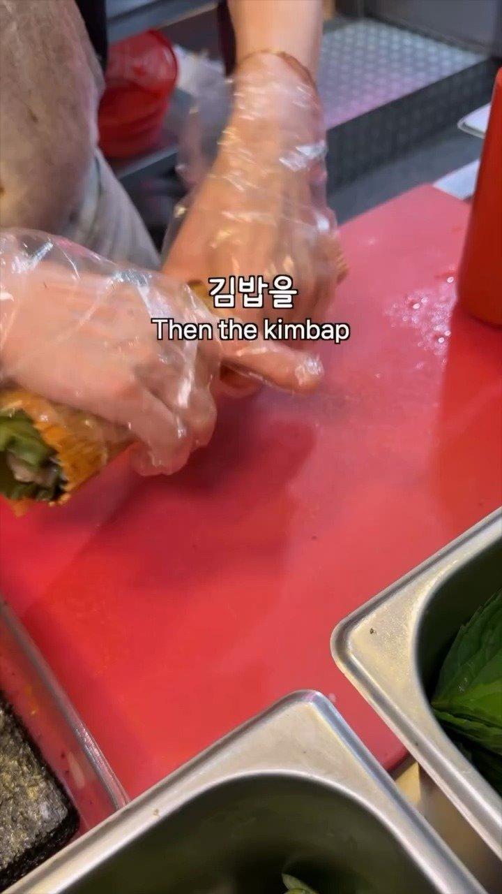 정육식당에서 만드는 삼겹살 김밥주문하면 철판 위에서 삼겹살을 구운 뒤토치로 불향을 입혀주시는데요상추 등 쌈 채소와 삼겹살을 넣고김밥으로 돌돌 말아주십니다느끼하지 않고 담백해.mp4_20261009_121421.197.jpg