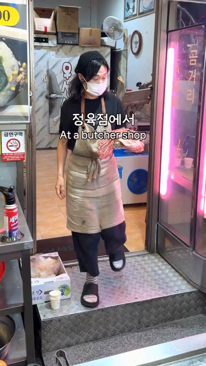 정육식당에서 만드는 삼겹살 김밥주문하면 철판 위에서 삼겹살을 구운 뒤토치로 불향을 입혀주시는데요상추 등 쌈 채소와 삼겹살을 넣고김밥으로 돌돌 말아주십니다느끼하지 않고 담백해.mp4_20261009_121318.958.jpg