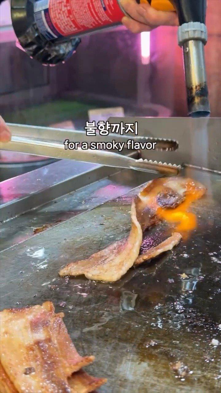 정육식당에서 만드는 삼겹살 김밥주문하면 철판 위에서 삼겹살을 구운 뒤토치로 불향을 입혀주시는데요상추 등 쌈 채소와 삼겹살을 넣고김밥으로 돌돌 말아주십니다느끼하지 않고 담백해.mp4_20261009_121342.830.jpg