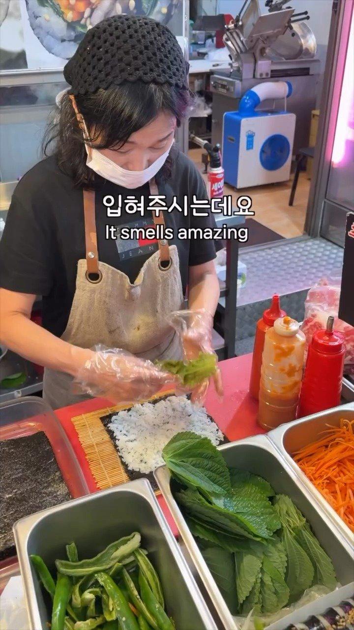정육식당에서 만드는 삼겹살 김밥주문하면 철판 위에서 삼겹살을 구운 뒤토치로 불향을 입혀주시는데요상추 등 쌈 채소와 삼겹살을 넣고김밥으로 돌돌 말아주십니다느끼하지 않고 담백해.mp4_20261009_121345.694.jpg