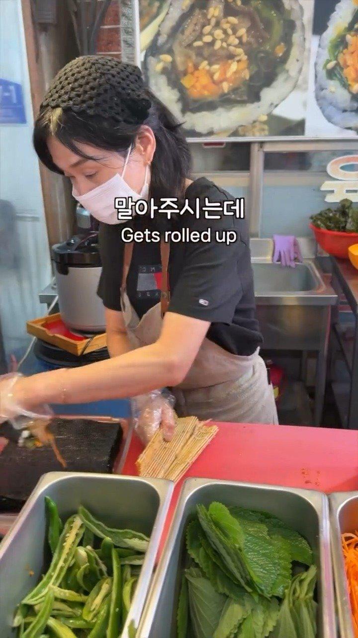 정육식당에서 만드는 삼겹살 김밥주문하면 철판 위에서 삼겹살을 구운 뒤토치로 불향을 입혀주시는데요상추 등 쌈 채소와 삼겹살을 넣고김밥으로 돌돌 말아주십니다느끼하지 않고 담백해.mp4_20261009_121422.749.jpg