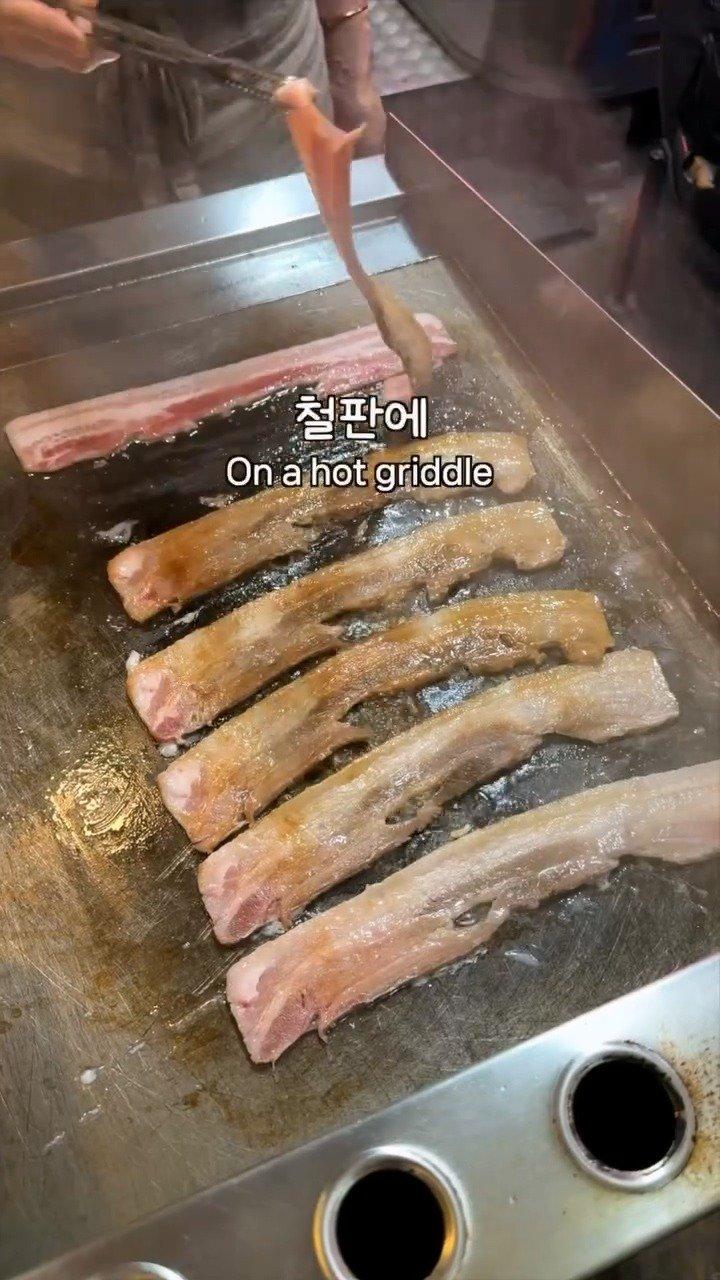 정육식당에서 만드는 삼겹살 김밥주문하면 철판 위에서 삼겹살을 구운 뒤토치로 불향을 입혀주시는데요상추 등 쌈 채소와 삼겹살을 넣고김밥으로 돌돌 말아주십니다느끼하지 않고 담백해.mp4_20261009_121333.222.jpg